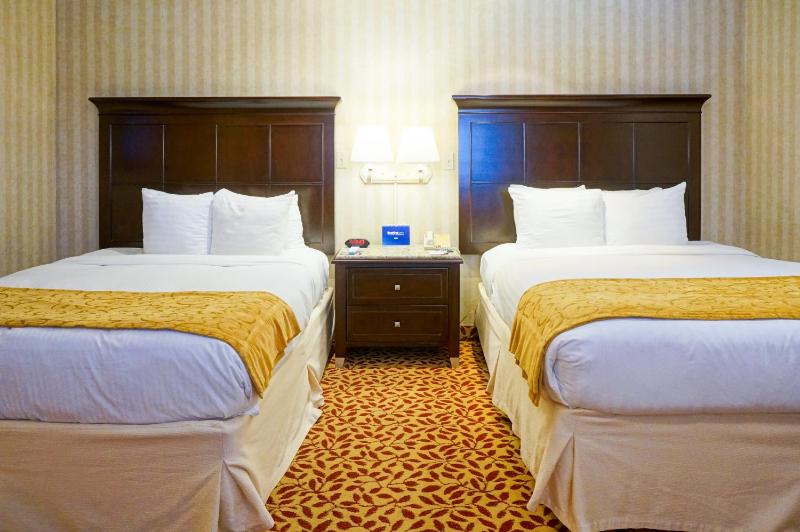 Queen Room with Two Queen Beds and Partial Ocean View image 2