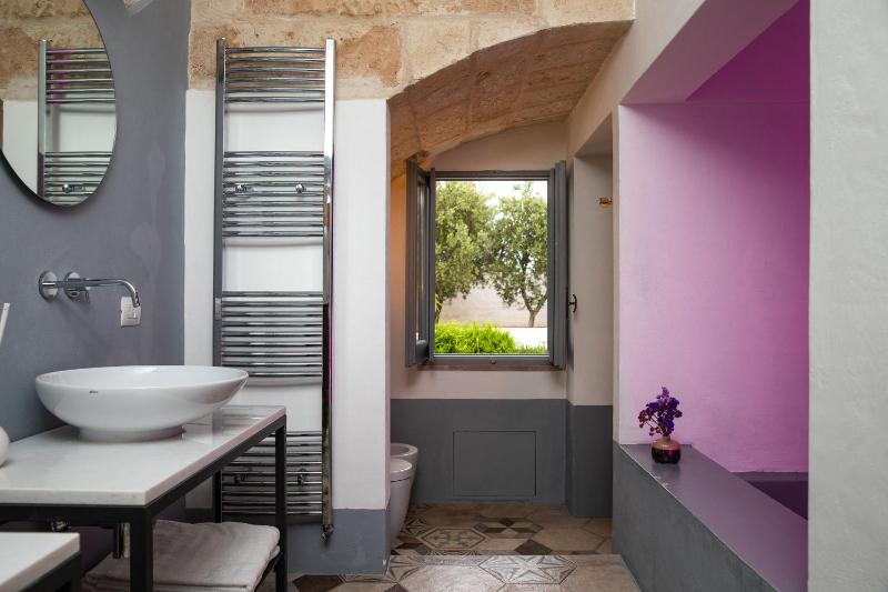Deluxe Suite with Spa Bath image 2
