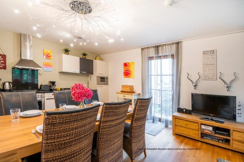 Three-Bedroom Apartmen with Sofa Bed image 3