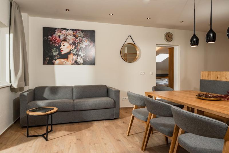 Four-Bedroom Apartment with Balcony  image 1