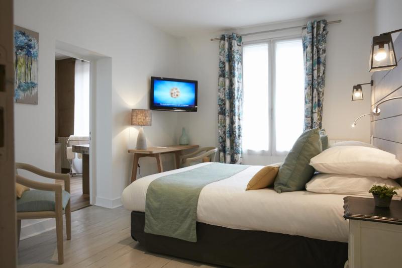 Standard Double Room image 3