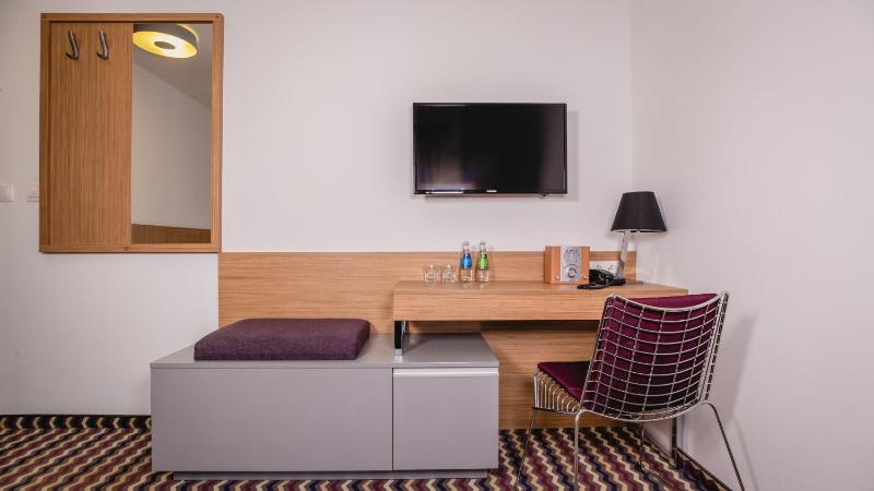 Standard Twin Room image 2