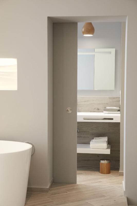Deluxe King Room image 4