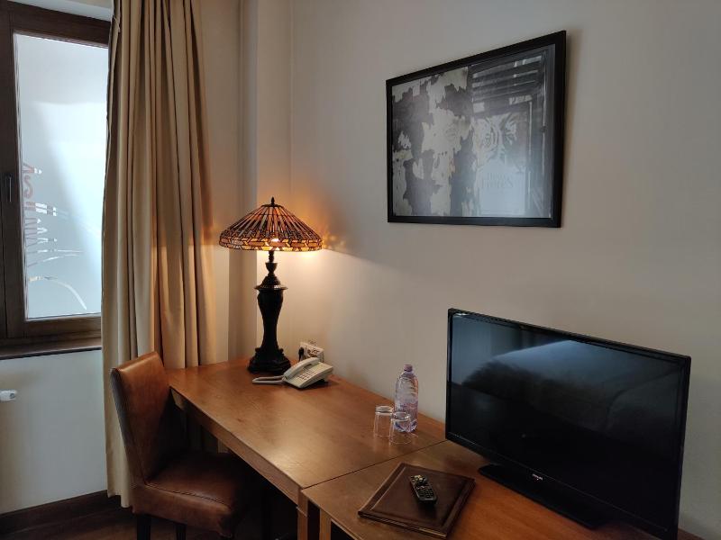 Standard Twin Room image 3