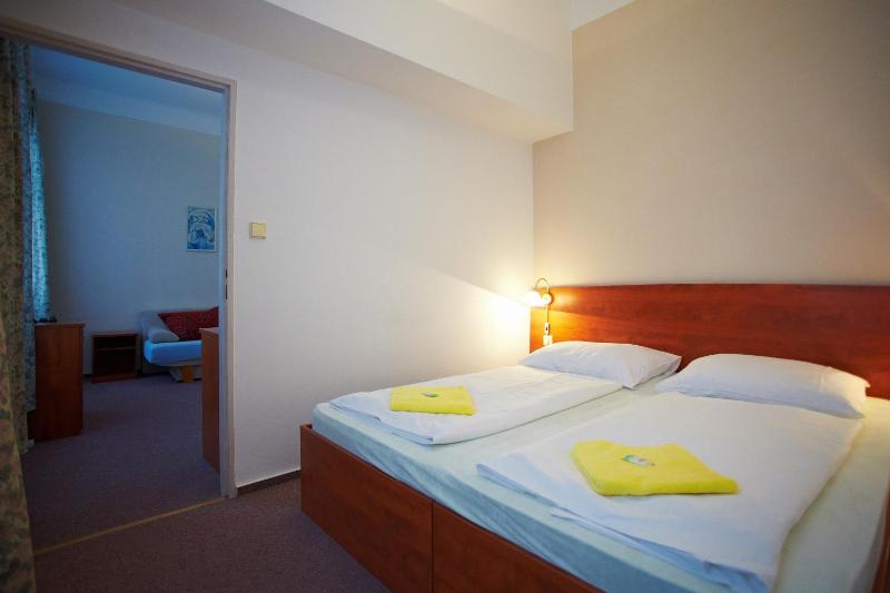 Double Room with Extra Bed image 4