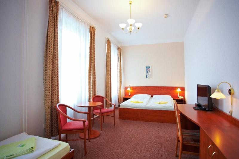 Double Room with Extra Bed image 2