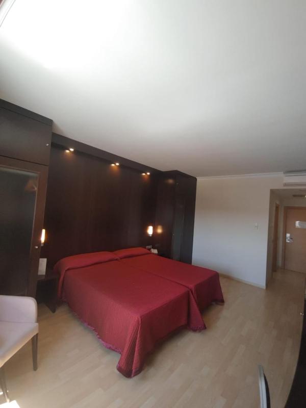 Twin Room image 4