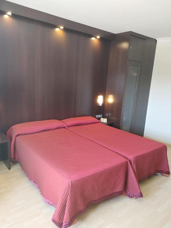 Twin Room image 3