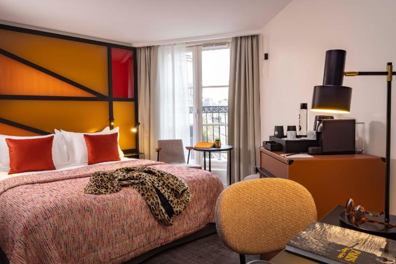 Double Room with Balcony image 2