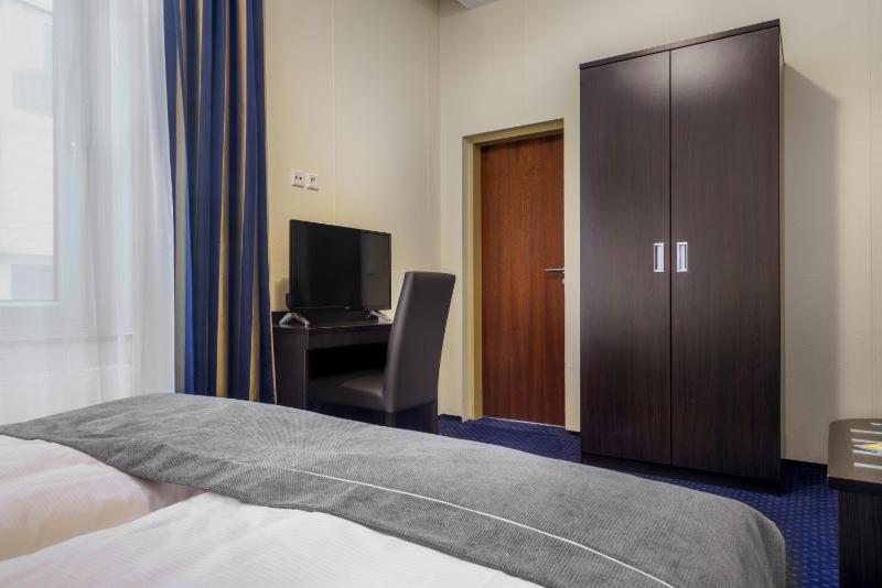 Standard Double Room image 3