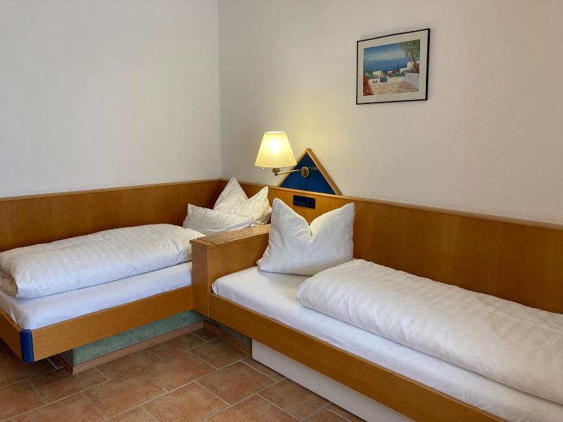Small Twin Room image 1