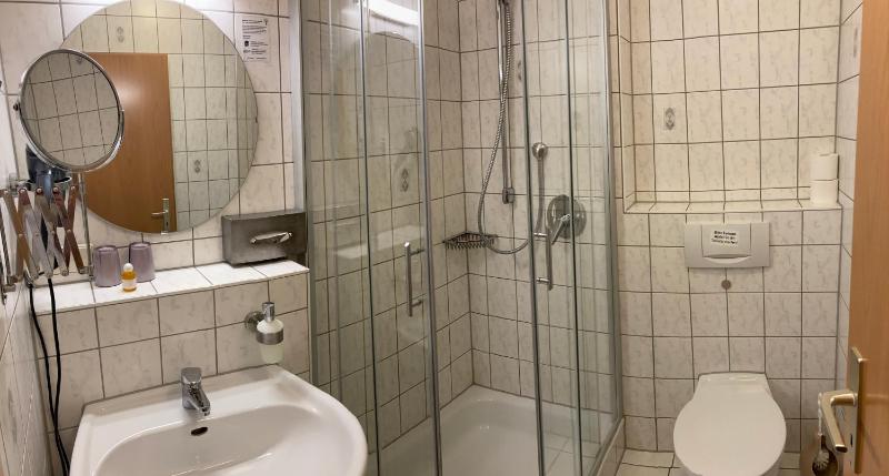 Small Twin Room image 2