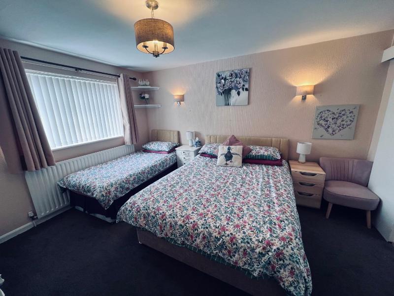 Double or Twin Room with Private Bathroom image 1