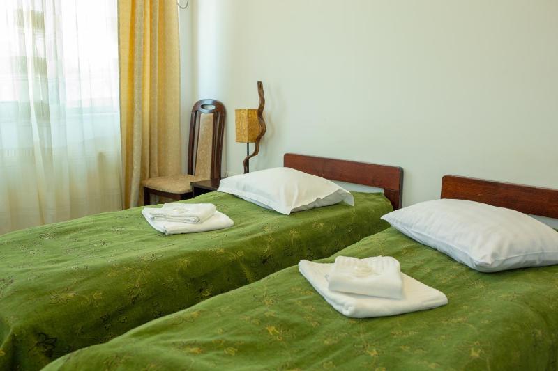 Twin Room image 4