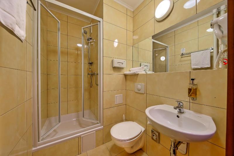 Luxury Triple Room with Three Single Beds - High Floor image 4