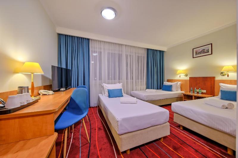 Luxury Triple Room with Three Single Beds - High Floor image 3