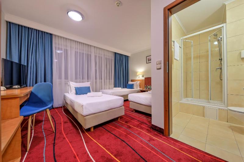 Luxury Triple Room with Three Single Beds - High Floor image 2