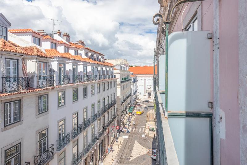 Happy at Chiado - image 1