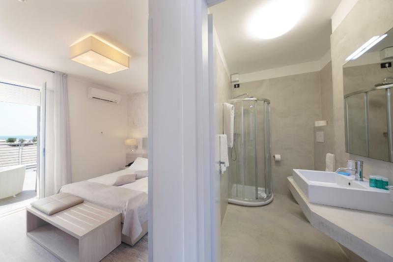 Double or Twin Room with Balcony and Front Sea View image 3