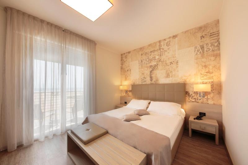 Triple Room with Balcony and Front Sea View image 1