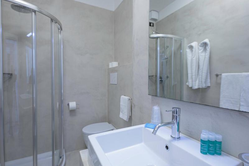 Double or Twin Room with Balcony and Front Sea View image 2