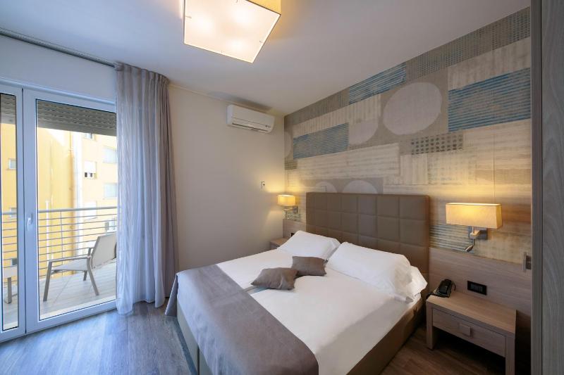 Double or Twin Room with Balcony and Lateral Sea View image 4