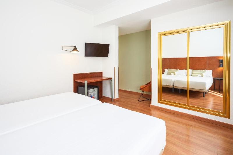 Standard Twin Room image 3