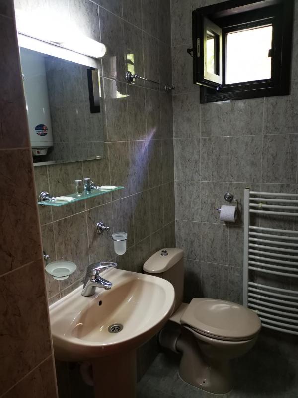 Twin Room with Private Bathroom image 1