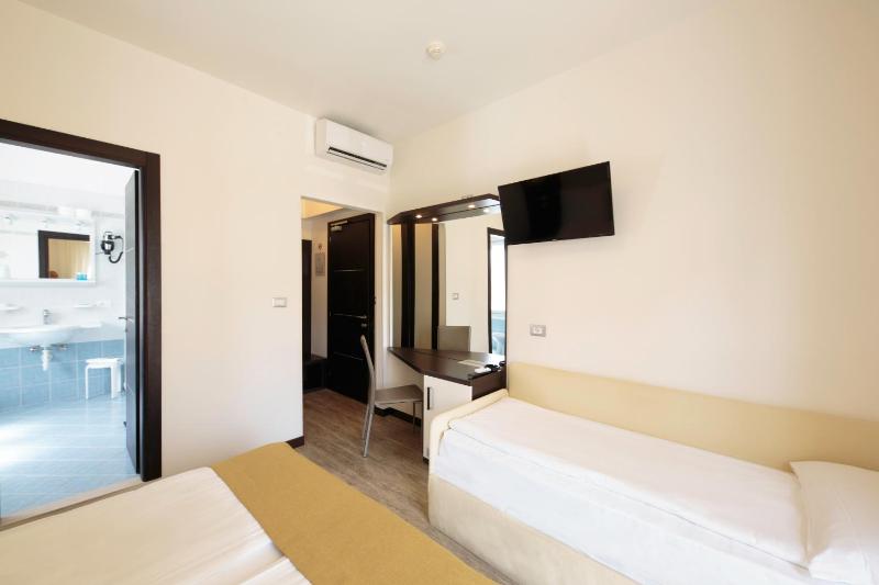 Triple Room with Balcony image 1