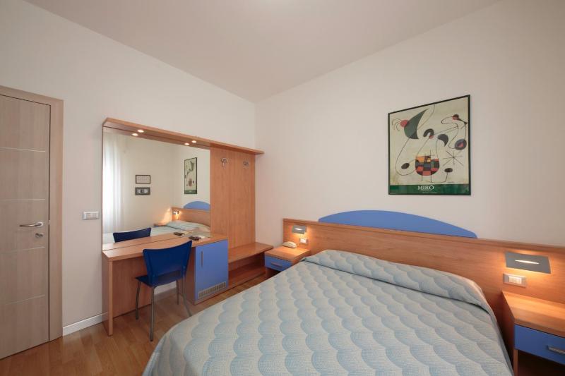 Economy Double Room image 3