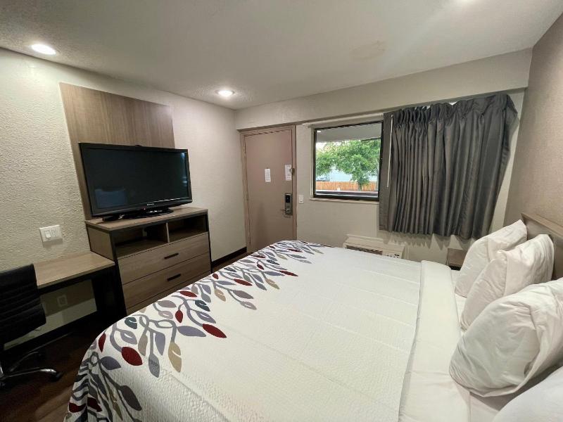 Standard King Room Non-Smoking Renovated image 3