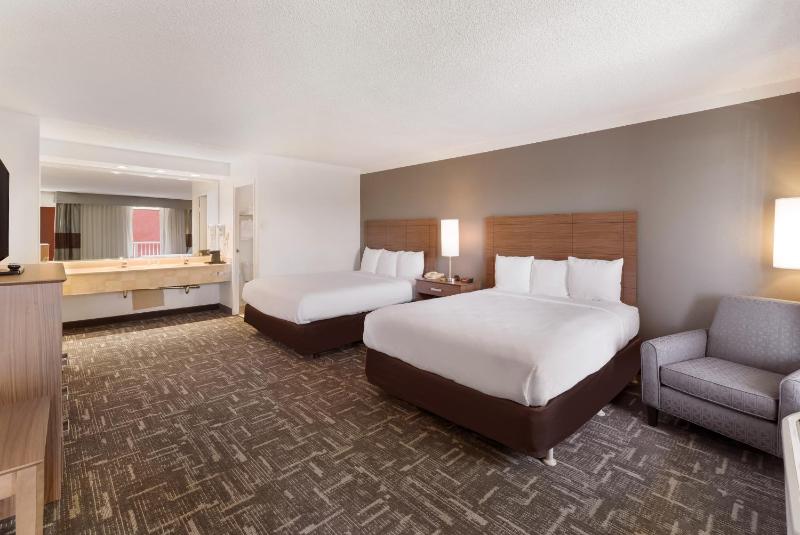 Queen Room with Two Queen Beds - Exterior image 1
