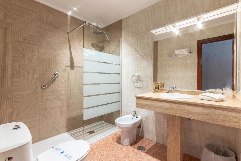 Triple Room (2 Adults + 1 Child) image 4