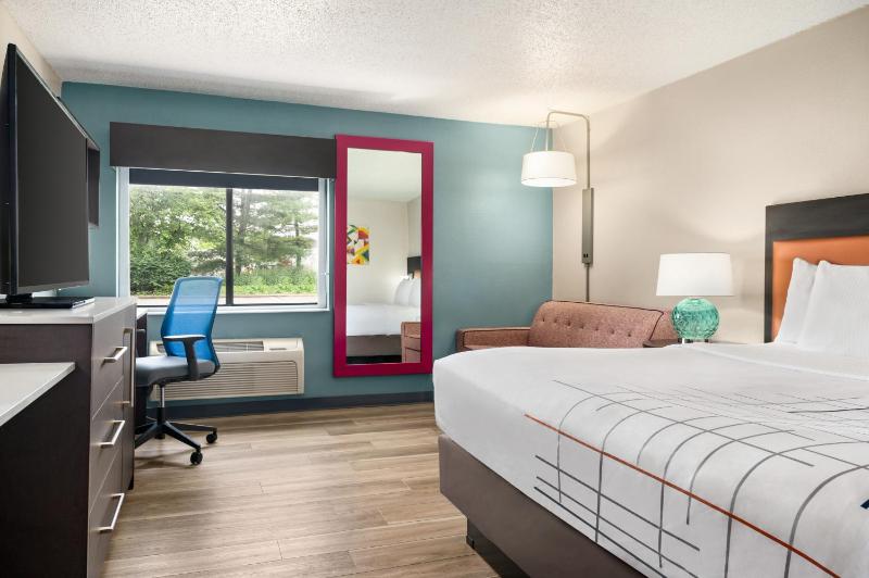 Deluxe King Room image 2