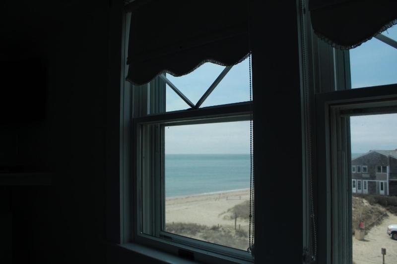 Queen Room with One Queen Bed and Partial Ocean Views – 310 image 3