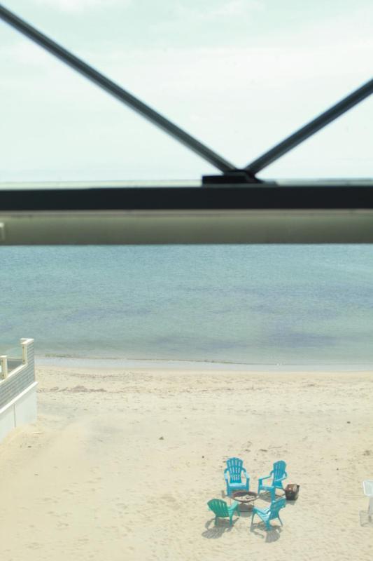 Queen Room with One Queen Bed and Oceanfront– 307 image 2
