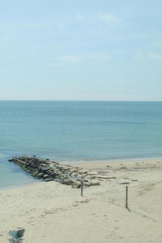 Queen Room with One Queen Bed and Oceanfront– 307 image 3
