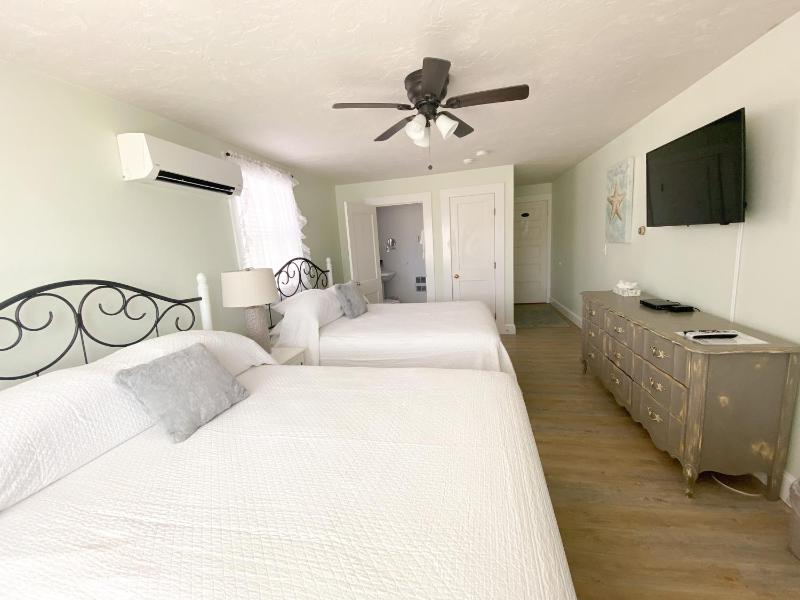 Queen Room with Two Queen Beds 114 image 3