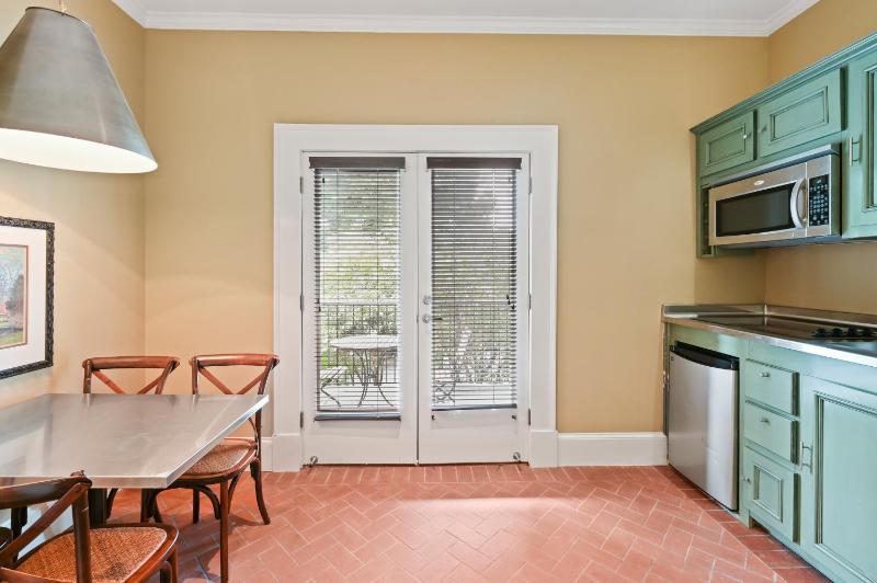 King Suite with Balcony image 3