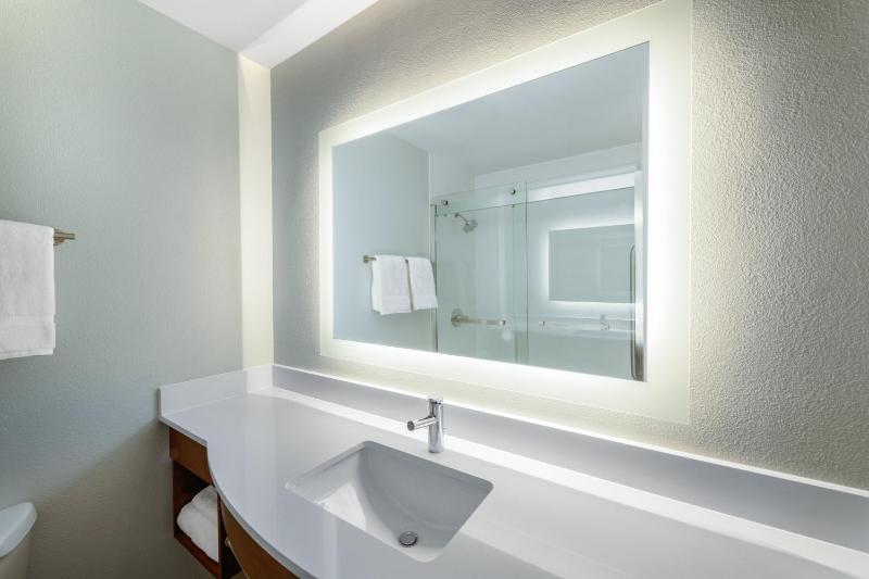 Standard King Room image 2