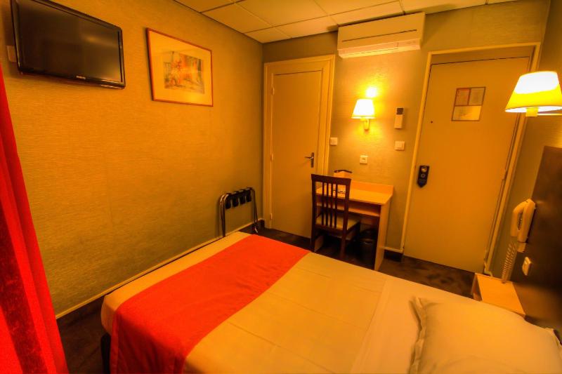 Single Room with Shower image 3