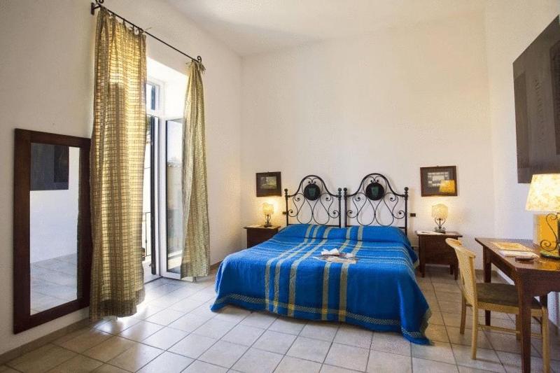 Standard Double Room image 3