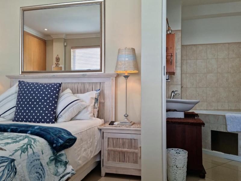 'The View' on Bikini Beach Seafront 2 bedroom Sleeps 4 - image 15