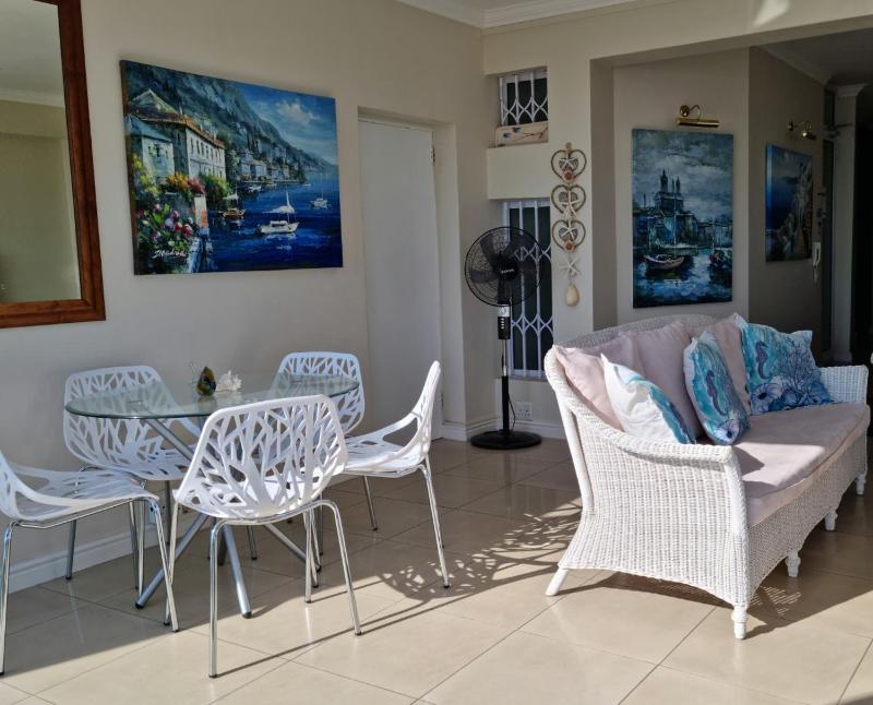 'The View' on Bikini Beach Seafront 2 bedroom Sleeps 4 - image 11
