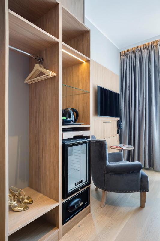 Standard Twin Room image 3