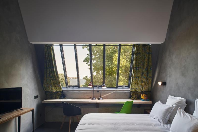 Standard Twin Room image 3