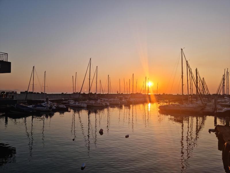 'The View' on Bikini Beach Seafront 2 bedroom Sleeps 4 - image 3