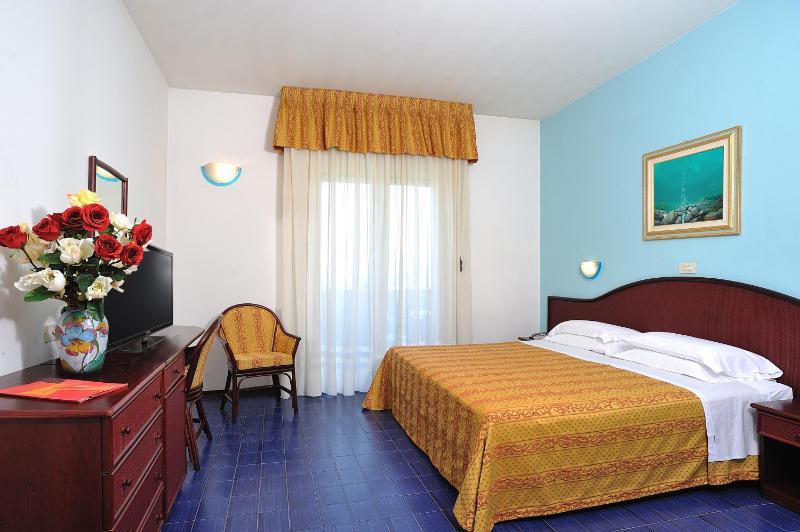 Quadruple Room with Balcony image 2