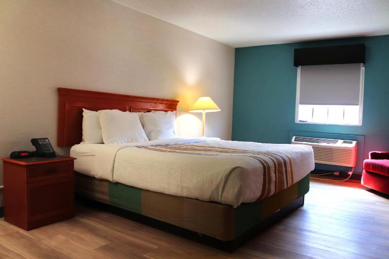 Deluxe King Room image 3