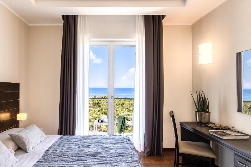 Double or Twin Room with Sea View image 3